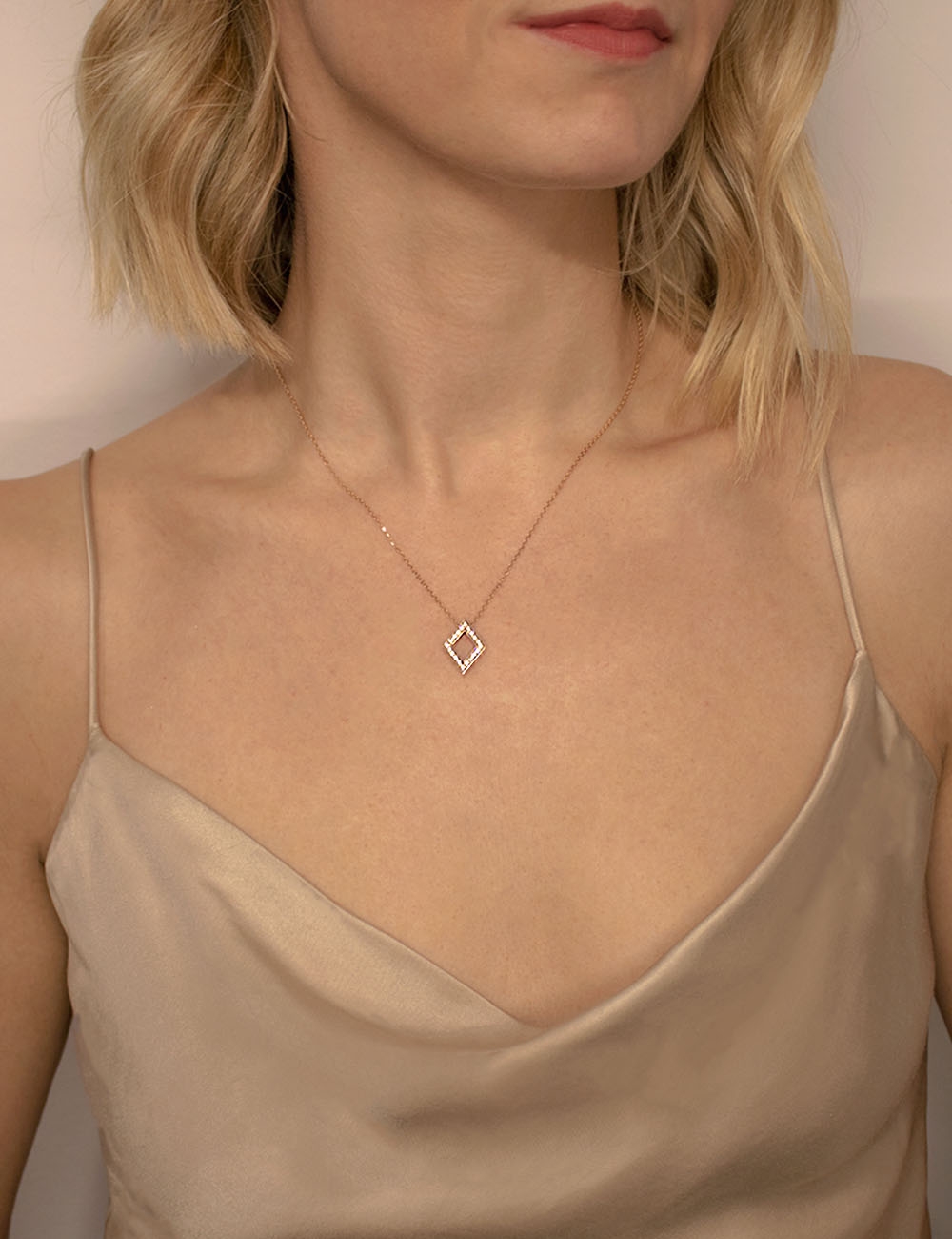 Refined and modern, the DayLight Losange pendant by D.Bachet in rose gold and white diamonds adds elegance.