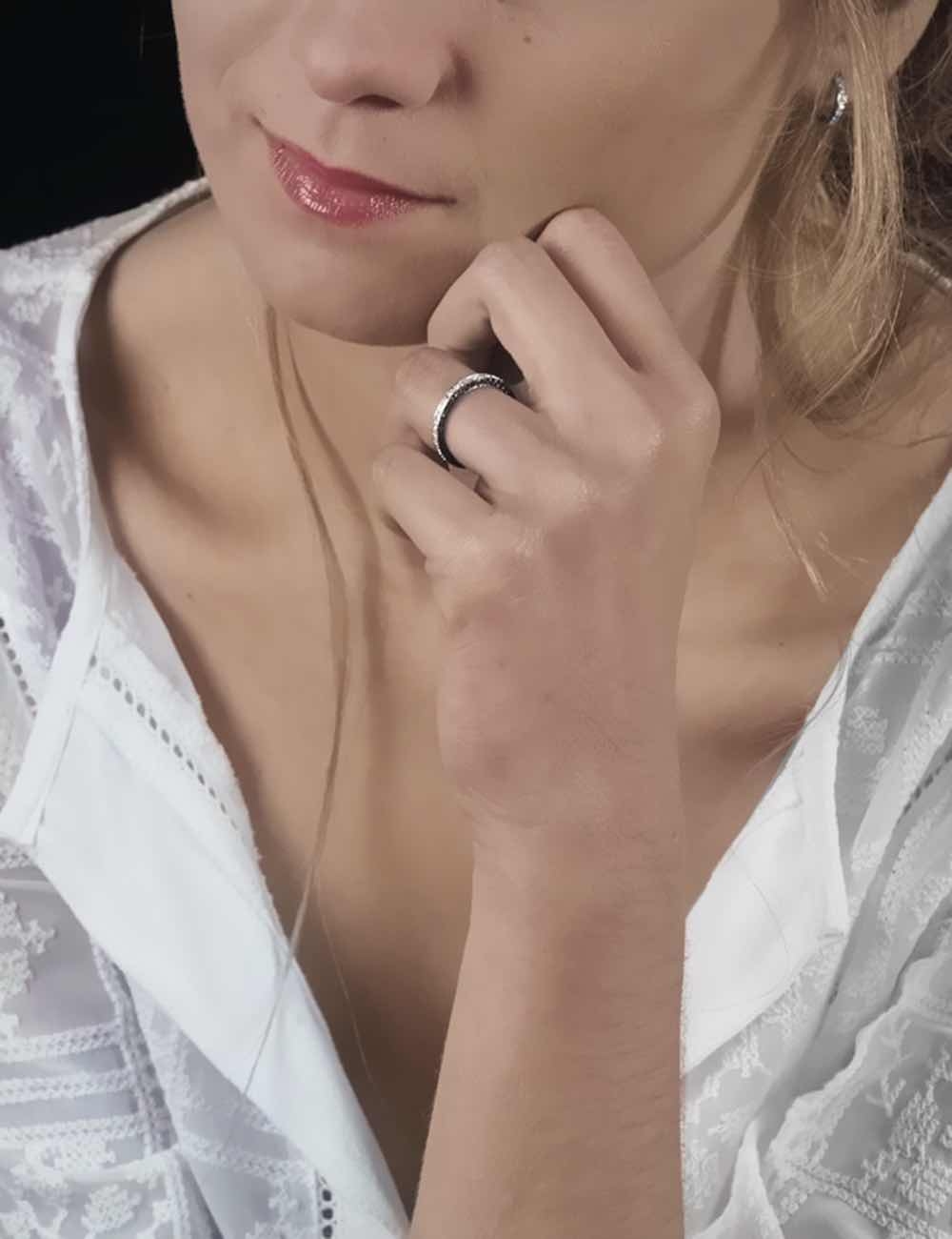 Bague femme en diamants blancs et noirs, parfaite seule ou avec une bague de fiançailles.