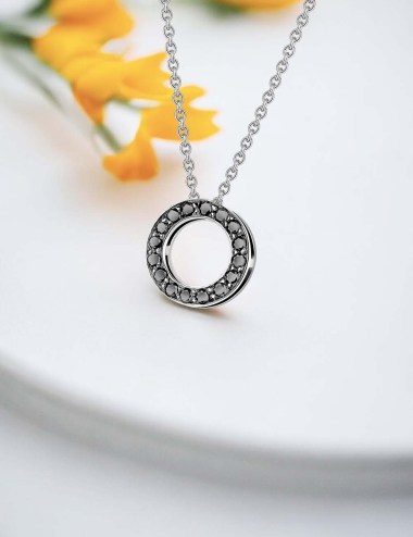 Collier Femme Cercle à offrir ou à s'offrir, moderne et original, en or blanc 750 et diamants noirs