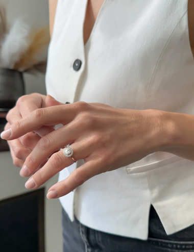 Bague Entourage en platine avec diamant de 0,30 ct entouré de petits diamants, symbole d'amour éternel, raffinement et éclat.