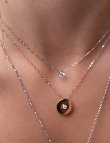 Collier en or rose avec diamants blancs, motif fleur de vie, idéal pour un style sophistiqué et luxueux.