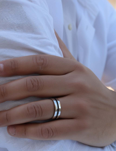 Men's eternity band in platinum with black diamonds, featuring elegant and masculine design.