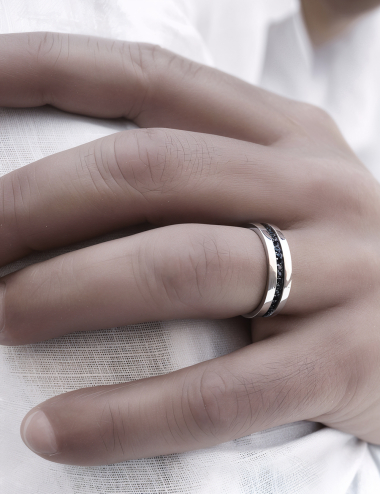 Men's wedding band in platinum with black diamonds, combining strength and intensity.