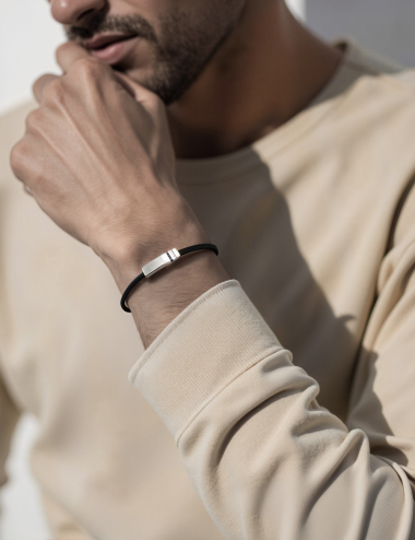 Offrez un luxe distinctif avec le bracelet 'Dynamik' pour homme, en or blanc 18 carats et diamants noirs et blancs, ajustable