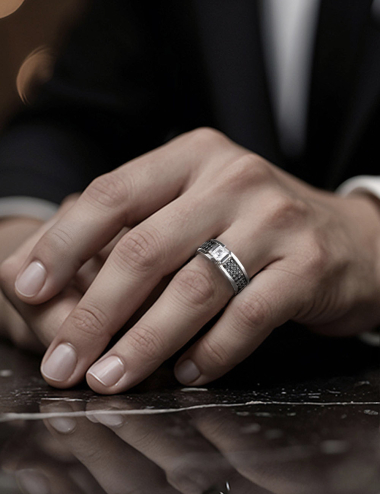 Bague homme en platine avec diamant carré de 0.50 carat et pavage de diamants noirs, moderne et audacieuse.