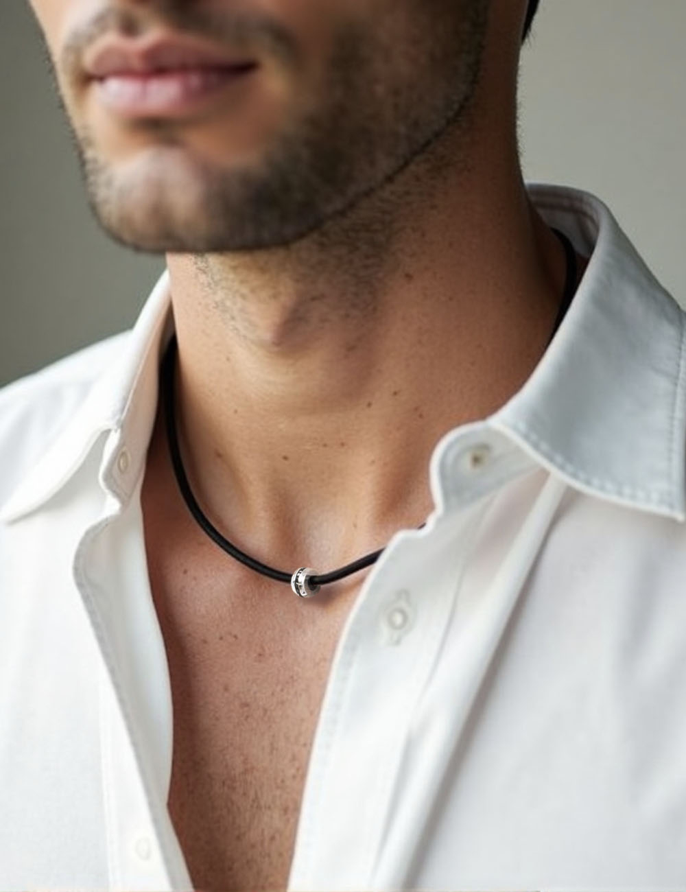 Un collier homme moderne en or blanc 750 et diamants noirs à porter tous les jours