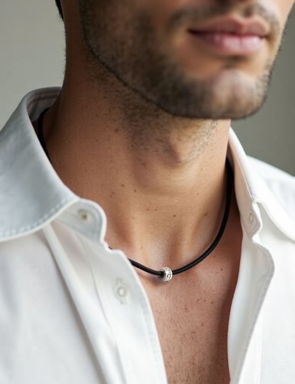 Men's pendant in white gold and white diamonds, timeless and refined design for an elegant, modern style.