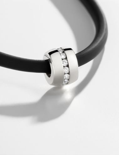 Men's pendant in white gold and white diamonds, timeless and refined design for an elegant, modern style.