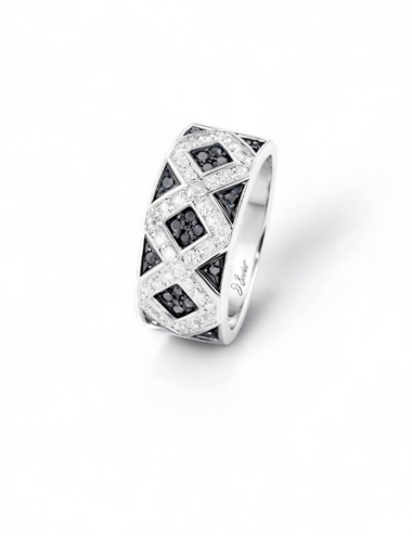 Prisma, une bague en platine au design géométrique sertie de diamants noirs et blancs, symbole d’élégance et de modernité.