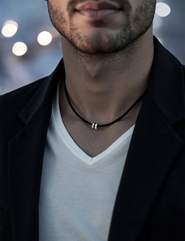 Collier homme Sense of Light en or blanc serti de diamants noirs, une pièce élégante et intemporelle.