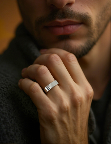 Chevalière Dandy en platine avec diamants noirs, pour l'homme moderne et audacieux en quête de style unique.