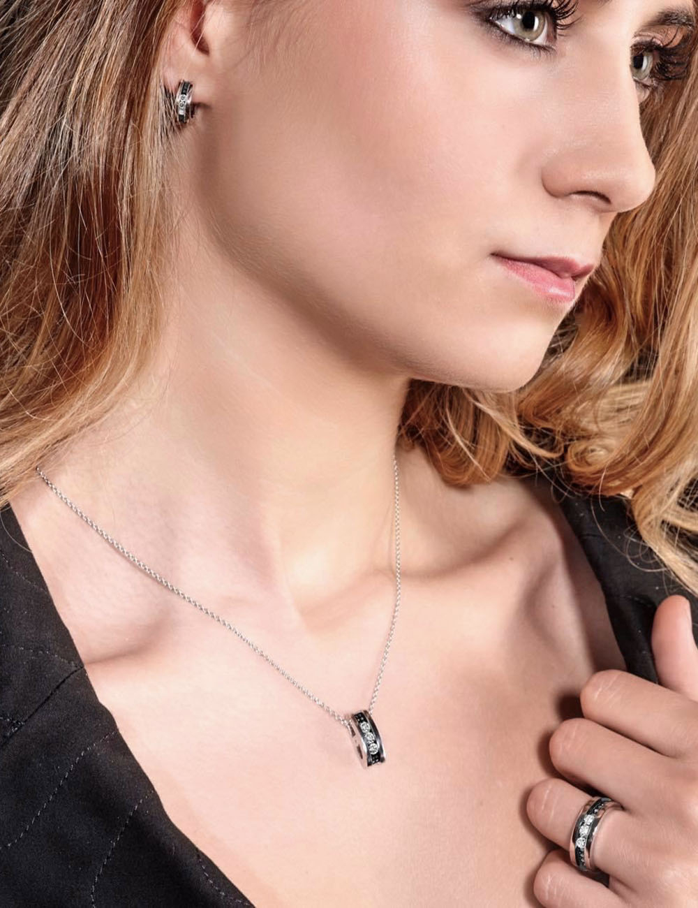 Sophisticated and symbolic pendant: Three diamonds illuminate your journey, set in captivating contrasts of black and white.