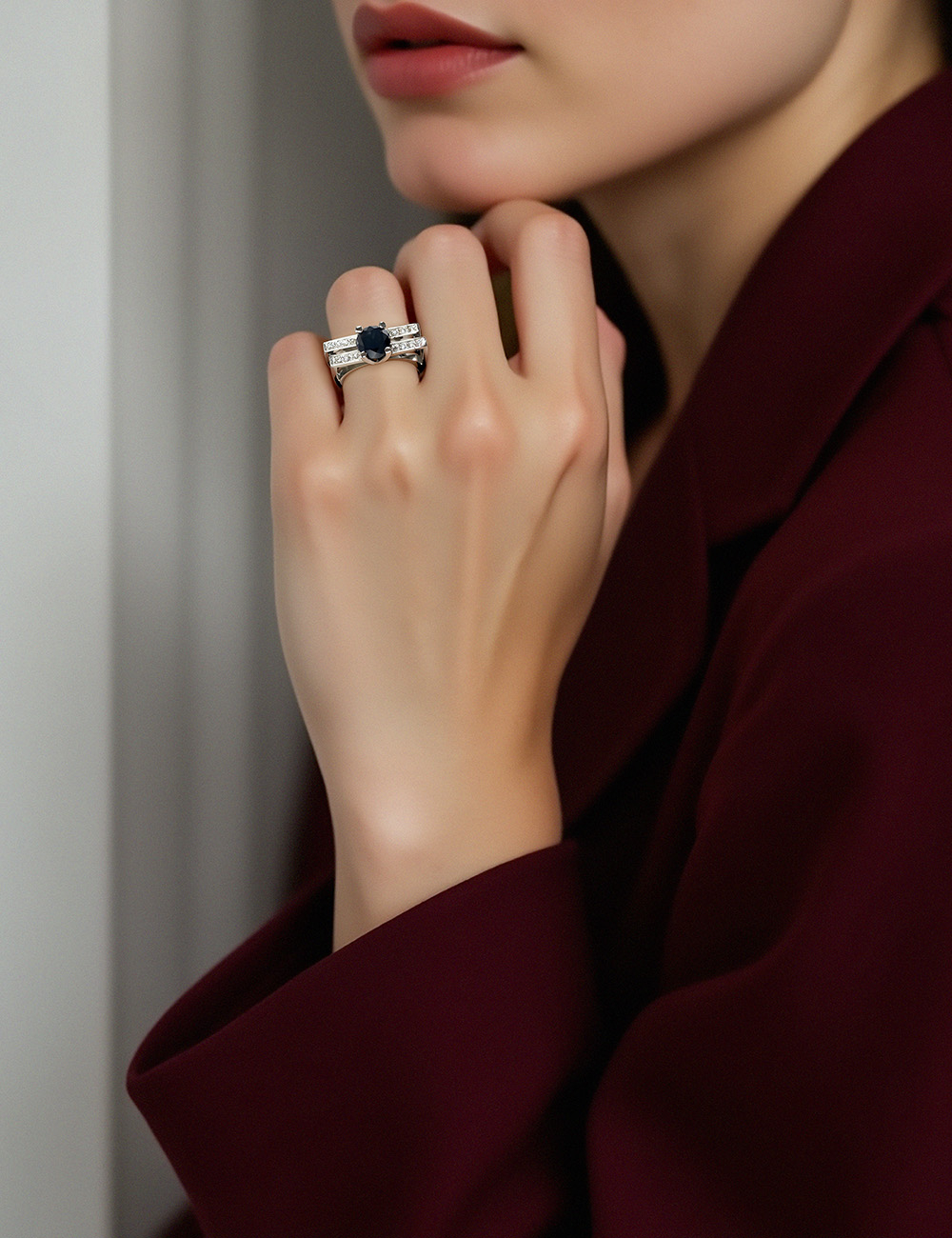 Bague en platine avec diamant noir entouré de diamants blancs, reflet de l'audace architecturale de New York.