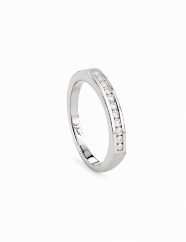 Découvrez la bague Horizon en platine, design épuré aux arêtes carrées arrondies et sertissage de diamants blancs.