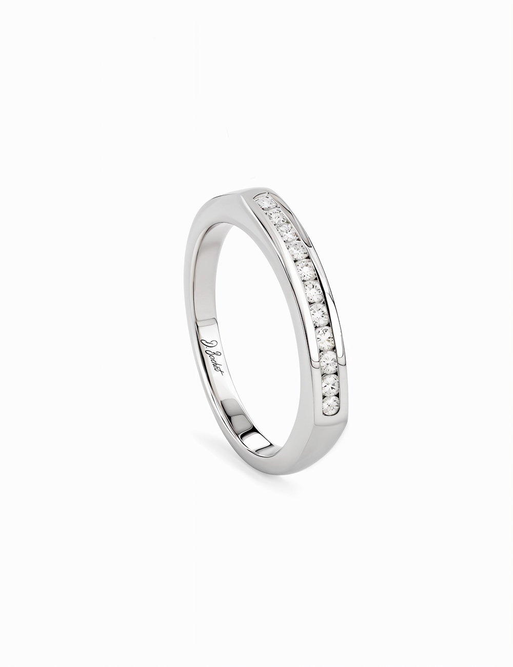 Bague Horizon en platine, subtilement moderne avec ses diamants blancs et son design élégant et architectural.