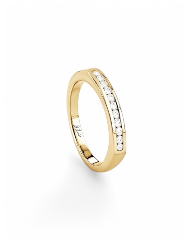 Bague Horizon en or jaune, sertie de diamants blancs, design élégant avec arêtes douces, une pièce intemporelle.