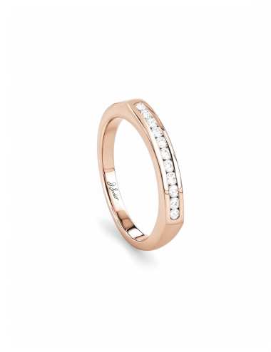 Rose gold ring set with diamonds in a channel setting. A modern and refined design, worn with elegance.