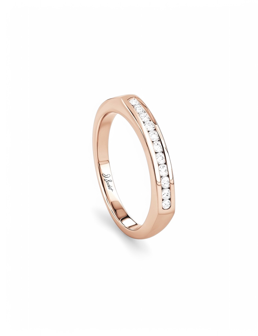 Bague en or rose avec diamants sertis. Élégance discrète et design contemporain sur une main féminine.